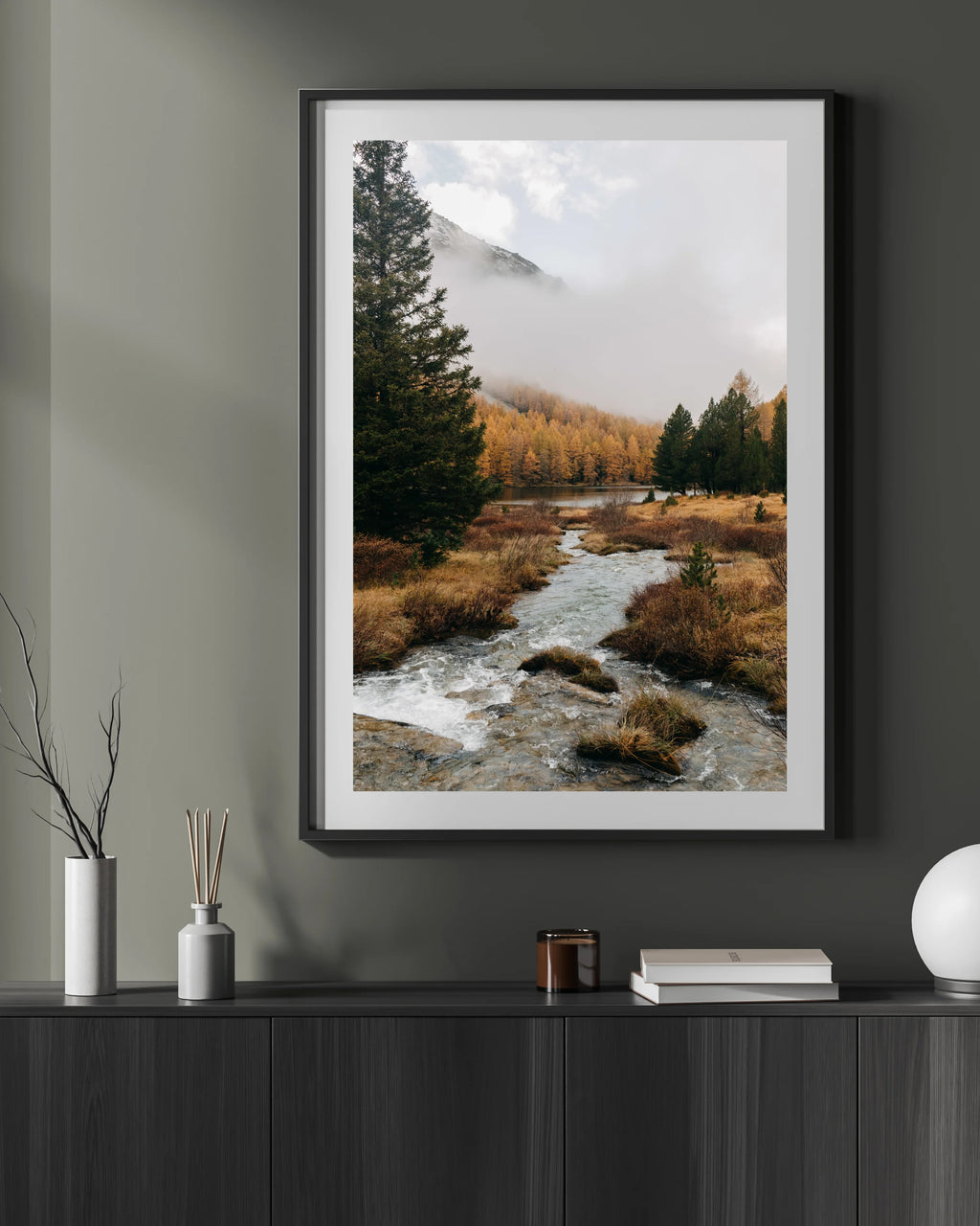 Wasserstrom an einem nebligen Tag im Waldgebiet